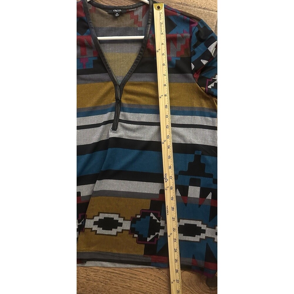 Kaktus Southwestern Aztec Tunic Top M Boho Western Faux Leather Trim V-Neck - Picture 9 of 10
